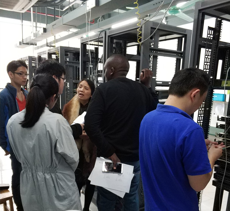 肯尼亞客戶對設(shè)備進(jìn)行詳細(xì)了解 肯尼亞客戶對設(shè)備進(jìn)行詳細(xì)了解